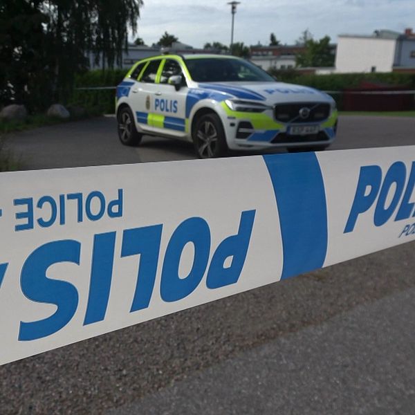 Det är två bilder. Den till vänster är på en polisavspärrning. I bakgrunden står en polisbil. Den till häger är en bild på tillförordnad lokalpolisområdeschef i Nyköping Lisa Nilsson.