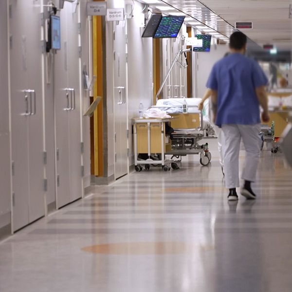 Det är två bilder i en. På den vänstra sidan är det en bild på en sjukhuskorridor där vårdpersonal går. På bilden till höger är det hälso- och sjukvårdsdirektören Magnus Johansson som pratar i en mikrofon.