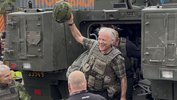 Här anländer Bruce Dickinson till Sweden Rock – fick skjuts av  Försvarsmakten