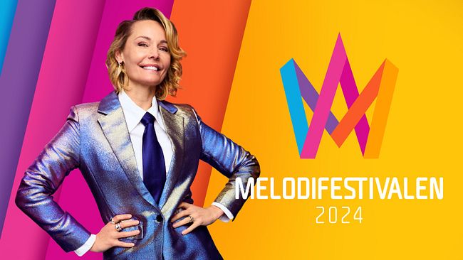 Carina Berg står vid en logotyp för Melodifestivalen 2024