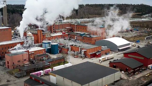 Aspa Bruk utanför Olshammar i Askersunds kommun från ovan, fabrik vid Sörviken i Vättern med rök från skorstenar