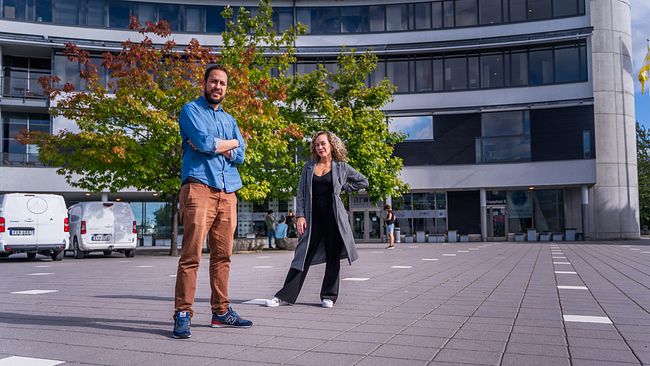 Bild på SVT:s reportrar i Flemingsberg framför Södertörns högskola