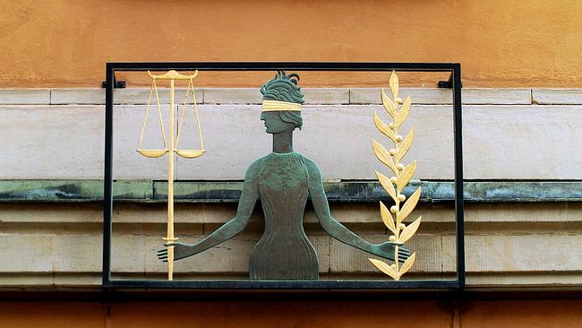 Fru Justitia utanför Tingsrättens Säkerhetssal på Bergsgatan i Stockholm.