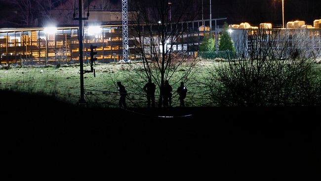 polis arbetar i mörkret vid järnvägsområde i Marks kommun, söker efter försvunnen 17-årig flicka