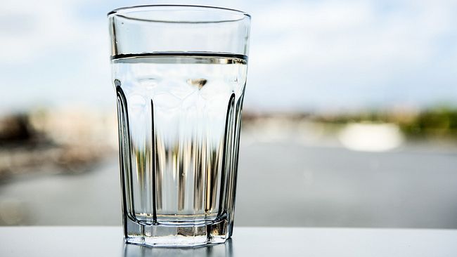 Ett dricksglas med vatten kan innehålla PFAS, högfluorerande ämnen. I flera svenska kommuner