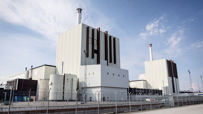 Kärnkraftverken Forsmark 1 och 2. Energipolitiken i Sverige är en het politisk fråga när fossila bränslen ska fasas ut. den mesta elen kommer från vattenkraft och kärnkraft, de står för nära tre fjärdedelar av totalen. Resten produceras med bland annat vindkraft, kraftvärme och kondensvärme.