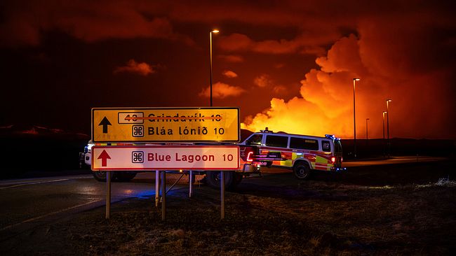 Utryckningsfordon är stationerade på en väg mellan Hagafell och Stóra Skógfell