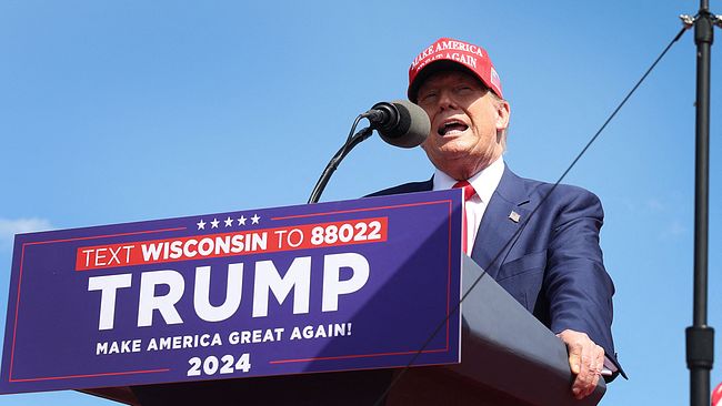 Donald Trump håller ett tal vid ett kampanjmöte.