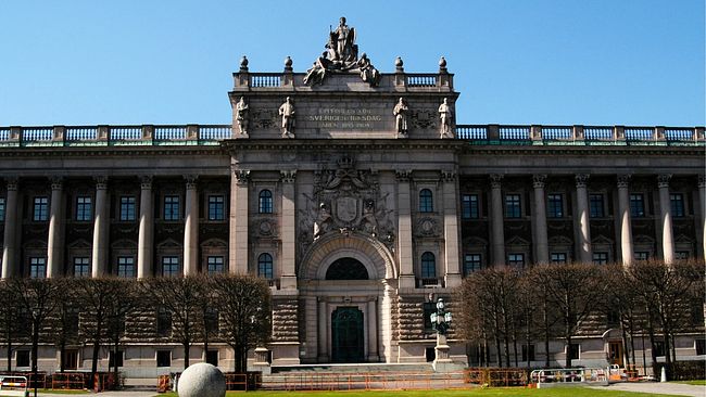 I riksdagshuset på Helgeandsholmen i Stockholm håller riksdagen till.  Riksdagen består av en kammare med 349 ledamöter, som väljs genom allmänna och direkta val vart fjärde år.