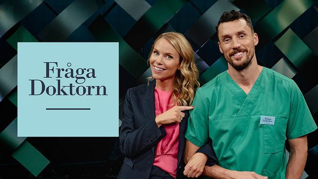 En kvinna i en mörk kostym och en man i grön medicinsk klädsel står bredvid varandra i en tv-studio. Kvinnan pekar på mannen. I vänstra delen av bilden syns texten ”Fråga Doktorn” i en stilren design. Bakgrunden består av geometriska former i olika nyanser av blått och grönt.
