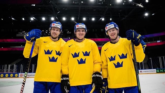 Jacob de la Rose, Jakob Silfverberg och Lucas Raymond under träning inför hockey-VM i Finland 2023.