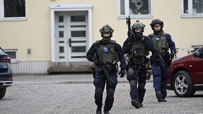 Poliser i Finland på skolan i Vanda.