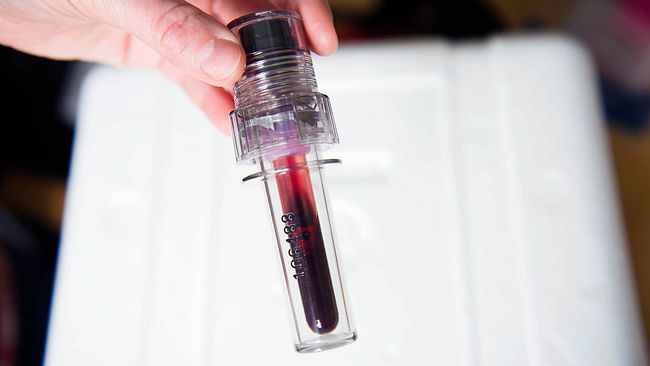 Ett blodprov läggs ner i en kylväska under en dopingkontroll.