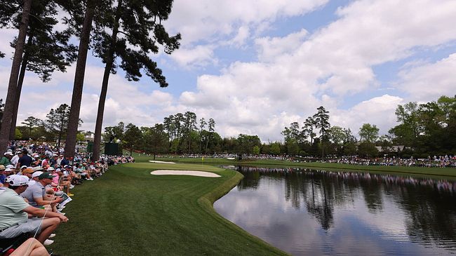 Golftävlingen The Masters och vyn över sjätte hålet på Augusta National Golf Club, USA.