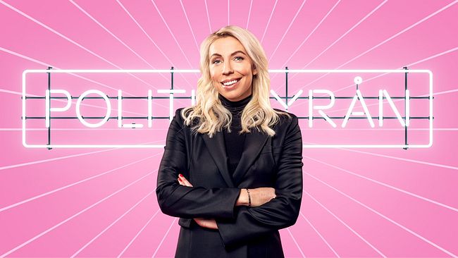 Programledaren Karolina Skoglund står i mitten av bilden. Bakgrunden är rosa med vita linjer som går in mot mitten. Och en neonskylt med texten Poltikbyrån finns centralt i bilden.