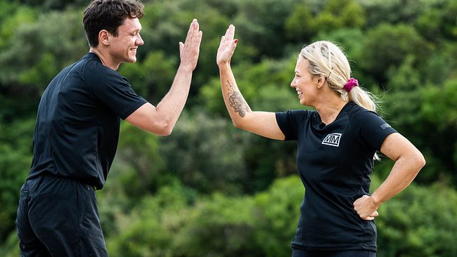 Nils van der Poel, fd skridskoåkare och Elina Öhman, fd skotercrossförare, gör high five efter en tävling i tv-programmet Mästarnas mästare den 15 september 2022 i Budva, Montenegro.