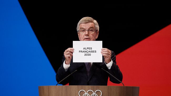 IOKs Thomas Bach håller upp en lapp som visar valet av värd för OS 2030, nämligen Franska Alperna.