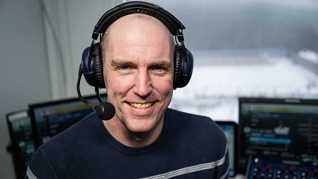 SVT:s skidskytteexpert Björn Ferry i kommentatorshytten med hörlurar och mik.