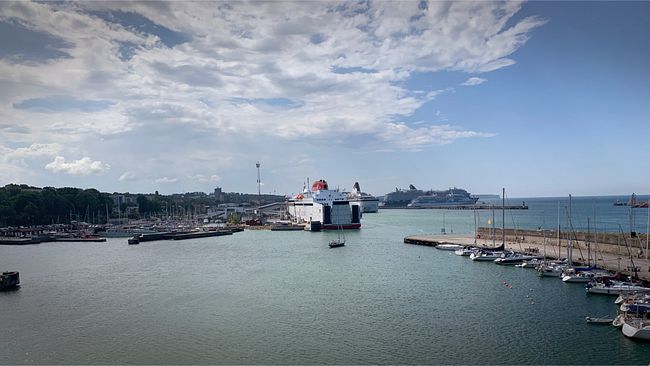 visby hamn på somamren. en gotlandsfärja syns.