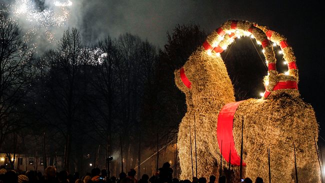 Gävlebocken på Slottstorget i Gävle invigdes traditionsenligt på första advent 2015.