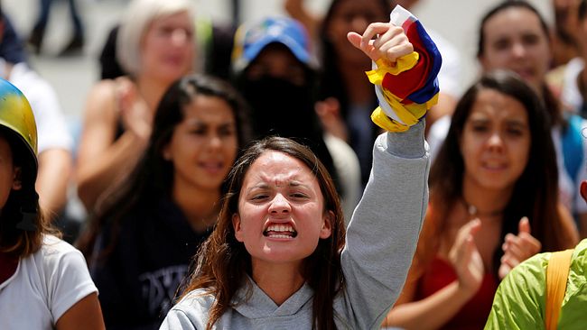 Demonstranter i Caracas protesterar mot regeringen under fredagen.
