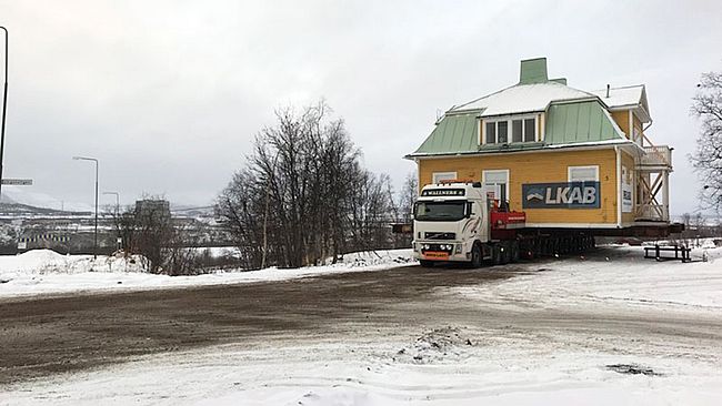 stort äldre trähus på lastbil