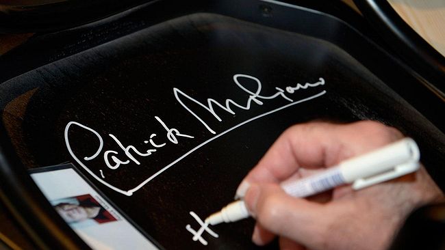 Patrick Modiano signerar sin stol på Nobelmuseet.