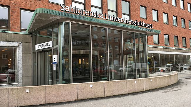 Bild på entrén till Sahlgrenska universitetssjukhuset. Sahlgrenska är ett av sjukhusen i Västra Götalandsregionen (VGR).