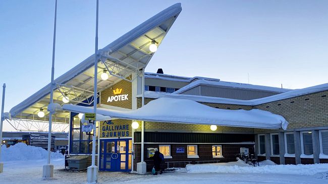 Stor byggnad i gult tegel med snö på taket. Ovanför dörren står det Gällivare sjukhus och Apotek. Förutom sjukhuset i Gällivare finns i Norrbotten sjukhus i Kalix, Kiruna, Piteå och Sunderby.