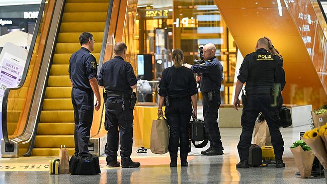 Poliser på plats på Emporia efter skjutning. Hyllie Malmö Skottlossning Köpcentra