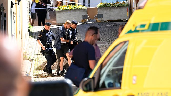 Polisen griper en misstänkt man direkt efter knivdådet i Visby.