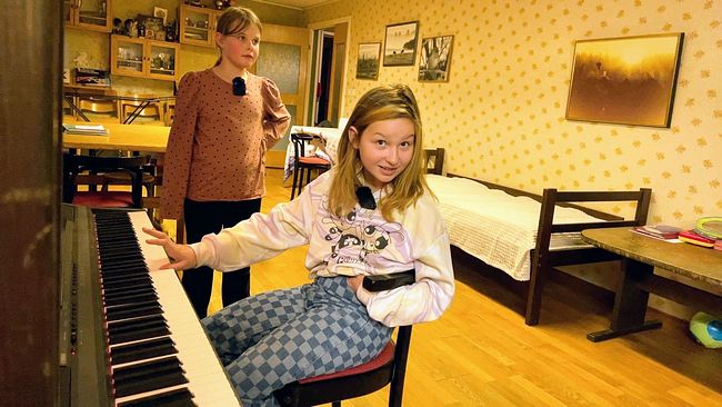 Sveta spelar piano och tittar in i kameran