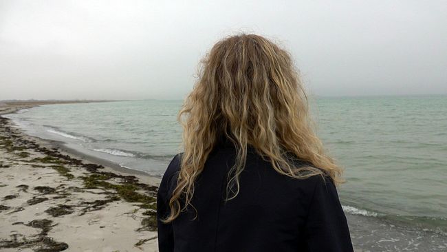 Maria, 55, som var nära att dö efter att hennes ex-man bröt sig in i hennes bostad i Skanör står vid havet. SVT Nyheter Skåne granskar våld i nära relationer.