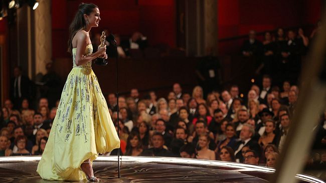 Alicia Vikander blir historisk när hon som första svenska skådespelare på 41 år vinner en Oscar.