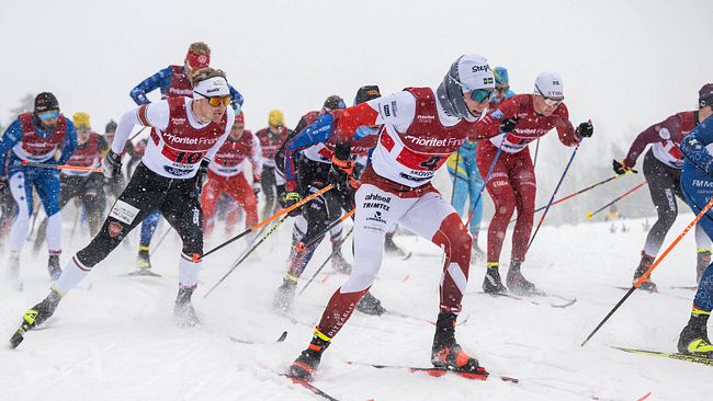 Flera skidåkare med Ossian Rosenberg, från Trillevallens sportklubb och Eric Granström, Piteå Elit SK i fokus, tävlade i herrarnas 3x10km stafett i klassisk stil under SM-veckan i Skövde 2024.