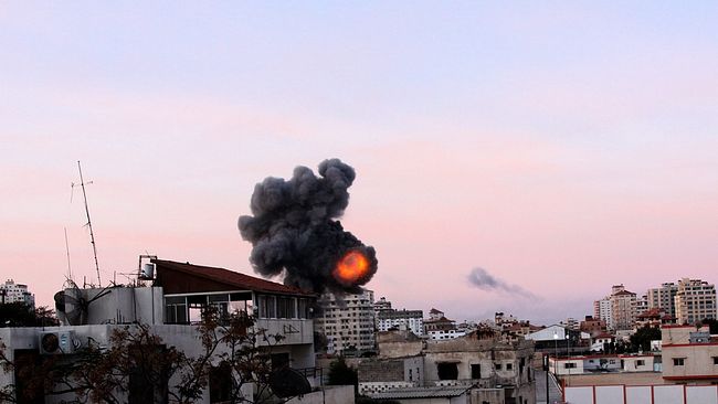 Rök stiger från ett Hamastillhåll efter ett israeliskt flyganfall i centrala Gazaremsan den 16 november 2012. Missiler fortsätter att avfyras av palestinska militanta grupper på Gazaremsan.