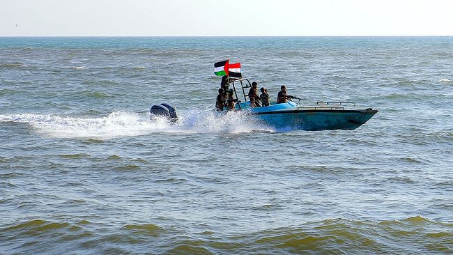 Medlemmar av den Jemens kustbevakning, anslutna till Huthi-gruppen patrullerar Röda havet i solidaritet med folket i Gaza den 4 januari 2024.