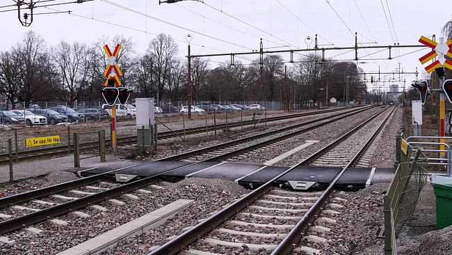 En bild på järnvägsövergången vid Örebro södra station där tre personer dog. De som dog var en man i 25-årsåldern, en kvinna i 20-årsåldern och en yngre pojke i tonåren.