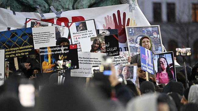 Demonstration mot LVU och socialtjänsten på Möllevångstorget i Malmö 2022. LVU-kampanjen är tidernas största påverkanskampanj mot Sverige och ledde till en förhöjd terrorhotnivå.