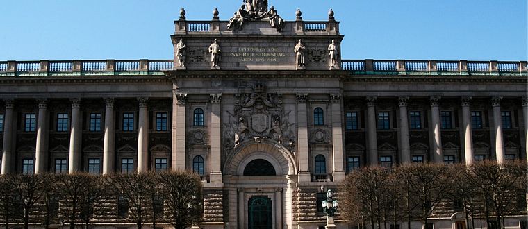 I riksdagshuset på Helgeandsholmen i Stockholm håller riksdagen till.  Riksdagen består av en kammare med 349 ledamöter, som väljs genom allmänna och direkta val vart fjärde år.