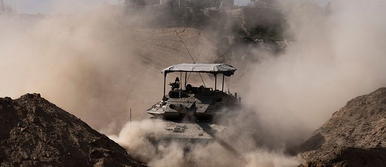 Israelisk stridsvagn under en markoperation i Khan Younis, Gazaremsan onsdagen den 10 januari 2024.