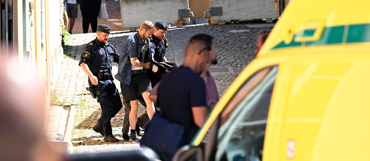Polisen griper en misstänkt man direkt efter knivdådet i Visby.