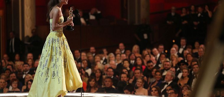 Alicia Vikander blir historisk när hon som första svenska skådespelare på 41 år vinner en Oscar.
