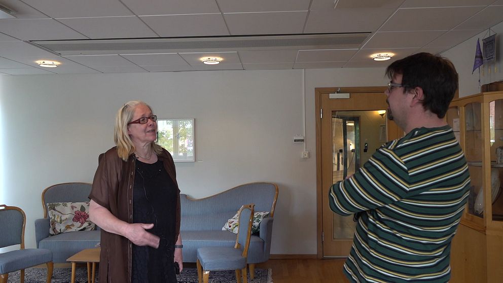 Karlskogas minoritetsstrateg Anne Ågren (till vänster) berättar för journalisten Kimmo Tetri varför det har varit svårt att hitta personal som kan även finska.