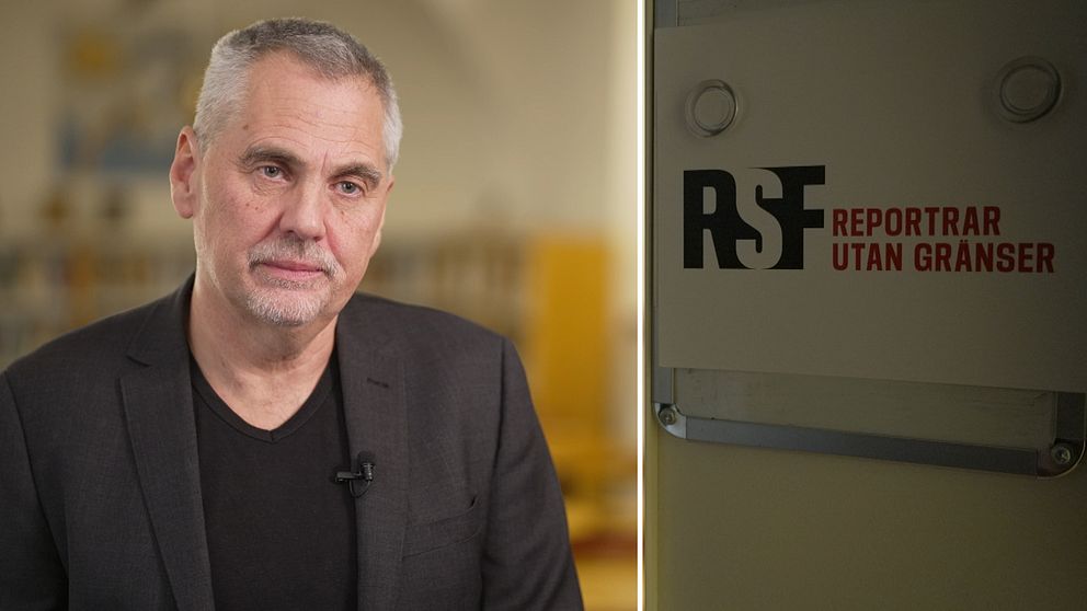 En person i mörk klädsel sitter framför en suddig bakgrund med bokhyllor. Till höger syns en skylt med texten ”RSF REPORTRAR UTAN GRANSER”. Det indikerar en koppling till journalistik och mediefrihet.