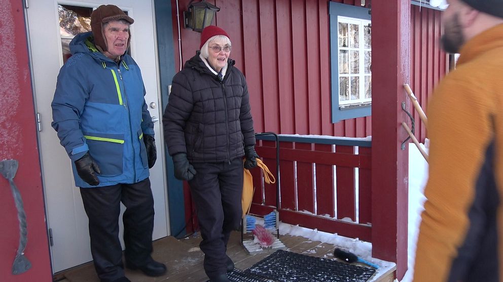Här hämtar butiken i Ammarnäs kunder – istället för att köra ut mat ...