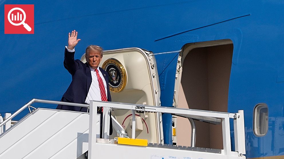 Donald Trump vinkar vid trappan till Air Force One.