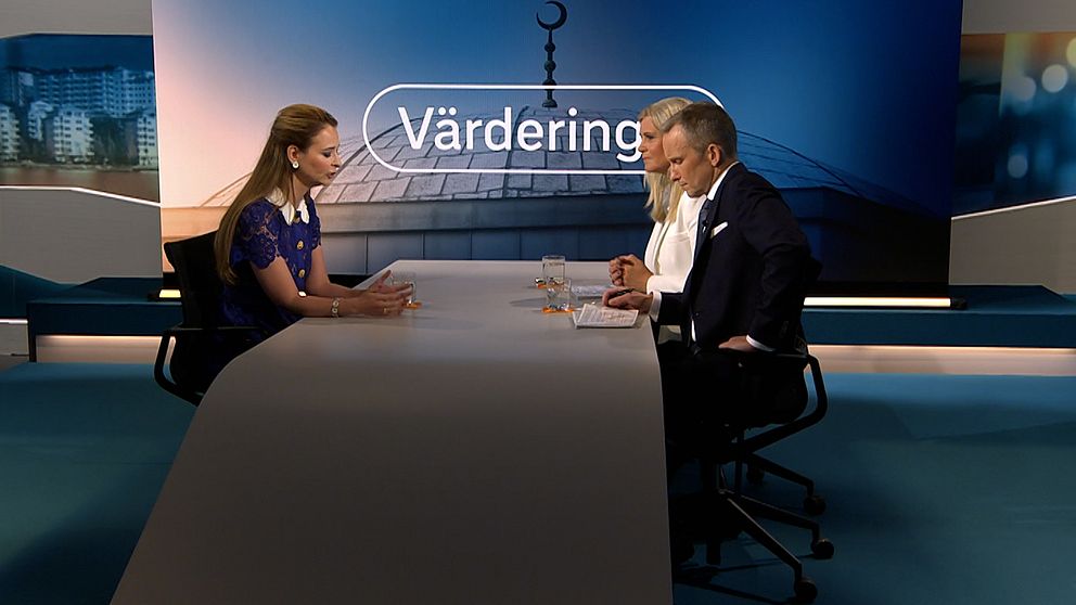 Alice  Teodorescu Måwe blir utfrågad framför skylt ”Värderingar”