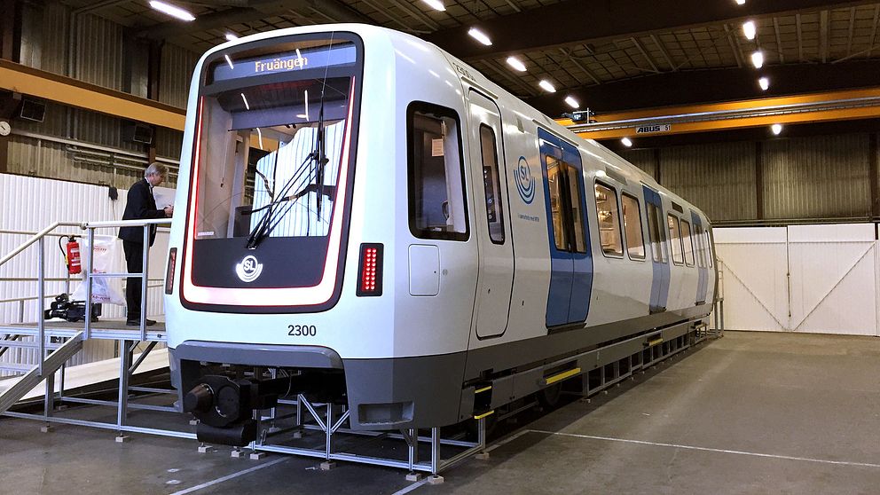 Prototyp av tunnelbanevagn uppställd.