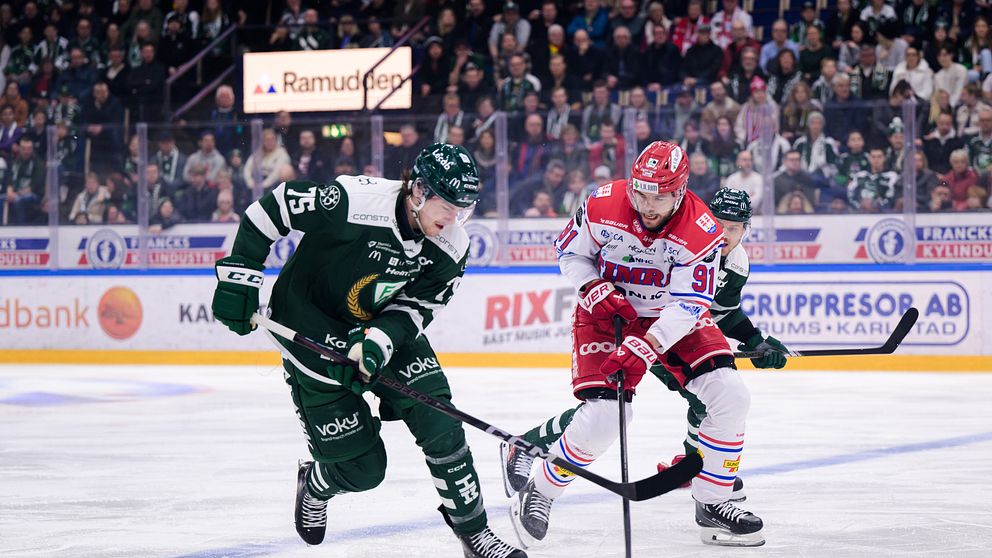 Färjestads Jeremy Salvas Groleau och Timrås Magnus Pääjärvi under ishockeymatchen i SHL mellan Färjestad och Timrå den 30 januari 2025 i Karlstad.